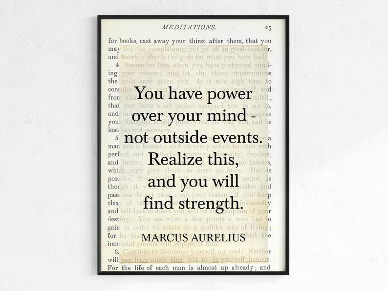 Puede incluir: Una impresi&oacute;n enmarcada con una cita de las Meditaciones de Marco Aurelio. La cita dice: "Tienes poder sobre tu mente, no sobre los acontecimientos externos. Date cuenta de esto y encontrar&aacute;s la fuerza". La impresi&oacute;n es en blanco y negro.