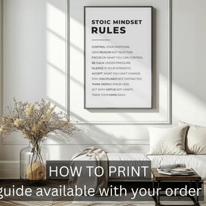 Może przedstawiać: Oprawiony wydruk z tekstem "STOIC MINDSET RULES" i listą zasad. Obraz przedstawia r&oacute;wnież przezroczysty szklany wazon z suszonymi kwiatami, białą sofę z poduszkami oraz tekst "HOW TO PRINT przewodnik dostępny z zam&oacute;wieniem."