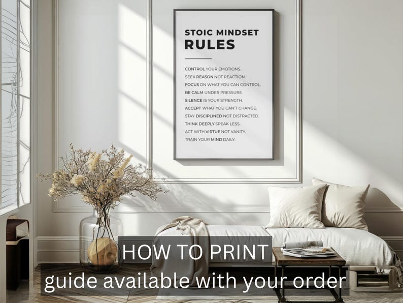 Może przedstawiać: Oprawiony wydruk z tekstem "STOIC MINDSET RULES" i listą zasad. Obraz przedstawia r&oacute;wnież przezroczysty szklany wazon z suszonymi kwiatami, białą sofę z poduszkami oraz tekst "HOW TO PRINT przewodnik dostępny z zam&oacute;wieniem."