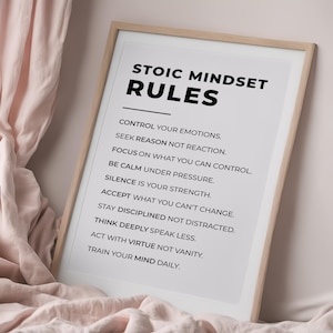 Może przedstawiać: Oprawiony wydruk z tekstem "STOIC MINDSET RULES" pogrubioną czcionką. Wydruk zawiera zasady kontroli emocji, rozumu, koncentracji i odporności. Rama jest w jasnym kolorze drewna, na tle miękkiej r&oacute;żowej tkaniny.