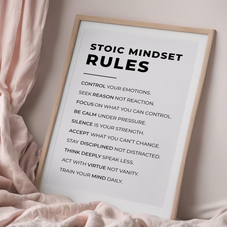 Może przedstawiać: Oprawiony wydruk z tekstem "STOIC MINDSET RULES" pogrubioną czcionką. Wydruk zawiera zasady kontroli emocji, rozumu, koncentracji i odporności. Rama jest w jasnym kolorze drewna, na tle miękkiej r&oacute;żowej tkaniny.