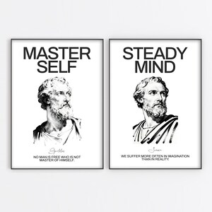 Puede incluir: Dos impresiones artísticas en blanco y negro enmarcadas. La impresión de la izquierda dice "MASTER SELF" sobre un retrato de un hombre con barba. La impresión de la derecha dice "STEADY MIND" sobre un retrato similar. Citas de Epicteto y Séneca debajo.
