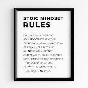Może przedstawiać: Oprawiony wydruk z tekstem "STOIC MINDSET RULES" pogrubioną czarną czcionką. Poniżej lista zasad prostą, czytelną czcionką, w tym "Kontroluj swoje emocje" i "Trenuj sw&oacute;j umysł codziennie". Rama jest czarna.