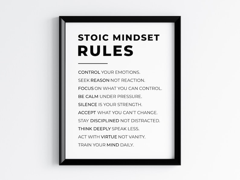 Może przedstawiać: Oprawiony wydruk z tekstem "STOIC MINDSET RULES" pogrubioną czarną czcionką. Poniżej lista zasad prostą, czytelną czcionką, w tym "Kontroluj swoje emocje" i "Trenuj sw&oacute;j umysł codziennie". Rama jest czarna.
