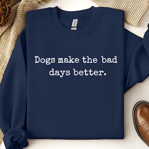 Può includere: Felpa blu navy con la scritta bianca "Dogs make the bad days better". La felpa girocollo è realizzata in un materiale morbido. Un ottimo regalo per gli amanti dei cani.