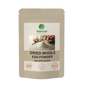 Op de afbeelding: Een beige verpakking met gedroogd heel eipoeder. De verpakking toont een afbeelding van eieren, een lepel en een hoop poeder. De tekst op de verpakking luidt "Dried Whole Egg Powder" en "8oz (230 Grams)." De verpakking heeft ook logo's voor "Geen kunstmatige kleurstoffen", "GMO-vrij" en "Gecertificeerd".