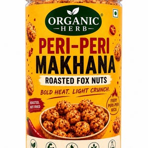 以下が含まれることがあります： Organic Herb Peri-Peri Makhanaのローストフォックスナッツが入った透明なプラスチック容器。黄色いラベルには、Peri-Peri Makhana、Roasted Fox Nuts、Bold Heat. Light Crunch、Net Wt. 100 g (3.53 oz)という文字と、グルテンフリーや高タンパクを示すアイコンが記載されています。