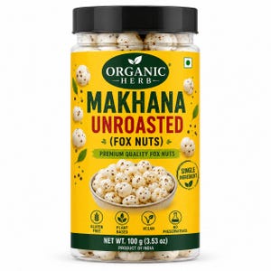 Könnte beinhalten: Ein durchsichtiger Kunststoffbehälter mit schwarzem Deckel, gefüllt mit ungerösteten Makhana-Fuchssamen der Marke Organic Herb. Das gelbe Etikett zeigt den Text Makhana Unroasted (Fox Nuts), Premium Quality Fox Nuts und Net Wt. 100 g (3.53 oz) sowie Symbole für glutenfrei, pflanzlich, vegan und ohne Konservierungsstoffe.