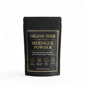Puede incluir: Una bolsa negra de Organic Herb Artisan Meringue Powder. La etiqueta presenta texto dorado que dice "MERINGUE POWDER" y "Professional Baking Ingredient". El peso neto es de 227 g.