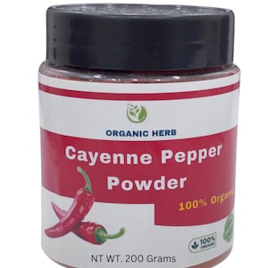 Puede incluir: Un frasco de pimiento de cayena orgánico en polvo. La etiqueta roja con rayas blancas muestra el texto "Cayenne Pepper Powder" y "100% Organic". El frasco contiene 200 gramos y tiene una tapa negra.