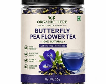 Könnte beinhalten: Ein durchsichtiger Kunststoffbehälter mit schwarzem Deckel, gefüllt mit getrockneten Schmetterlingserbsenblüten. Das Etikett zeigt Organic Herb Butterfly Pea Flower Tea, 100% Natural, Caffeine Free, Herbal Tea und Net Wt. 30g sowie blaue Blüten und Tee.