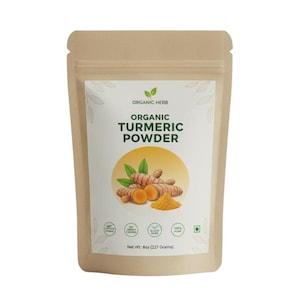 Puede incluir: Una bolsa de color beige de polvo de cúrcuma orgánica. La etiqueta presenta un círculo amarillo con raíces y hojas de cúrcuma. El texto de la etiqueta dice "Organic Turmeric Powder" y "Organic Herb". El peso neto es de 227 gramos.