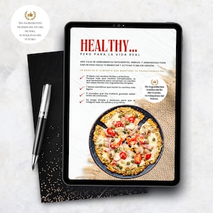 Puede incluir: Una tableta digital muestra una pizza con tomates, cebollas y otros ingredientes. La pantalla muestra texto en español, incluyendo "HEALTHY..." y una lista de ideas para una vida saludable. Un bolígrafo negro y una tarjeta negra decorativa están a la izquierda.