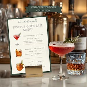 Pode incluir: Um menu de cocktails festivos com ilustrações de bebidas, incluindo um Mistletoe Martini. Uma taça coupe com um cocktail vermelho e um raminho de alecrim está ao lado de um copo de whisky estampado com líquido âmbar.