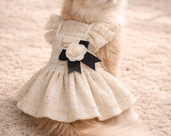 Vestido de tweed para gatos: un elegante atuendo con detalle de lazo para gatos con estilo.