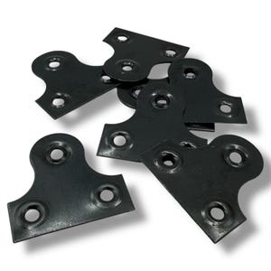 Puede incluir: Un conjunto de colgadores de marcos de fotos de metal negro. Cada colgador tiene una forma distintiva con tres agujeros para tornillos y una parte superior curvada. Los colgadores están dispersos sobre un fondo blanco.