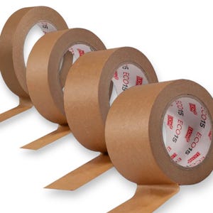 Op de afbeelding: Vier rollen bruine verpakkingstape zijn diagonaal gerangschikt, met de uiteinden van de tape uitgetrokken. De taprollen hebben witte etiketten met zwarte tekst met "ECO15" en "LION". De tape heeft een lichtbruine kleur.