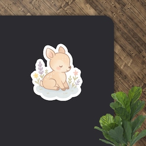 Adesivo in vinile Kawaii Fawn: cervo cottagecore e fiori selvatici