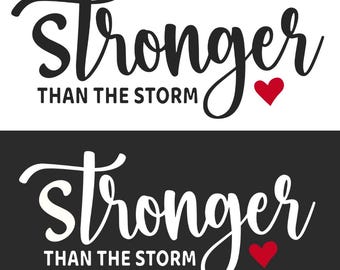 Más fuerte que la tormenta (Png), SVG inspirador, cita motivacional, amor propio (Png), diseño bohemio de autocuidado, tipografía "Más fuerte que la tormenta"