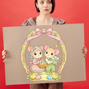 Puede incluir: Un p&oacute;ster marr&oacute;n con una ilustraci&oacute;n de Pascua. Dos ratones de dibujos animados est&aacute;n dentro de un marco ovalado decorativo con un lazo rosa. Un rat&oacute;n lleva un gorro y sostiene una cesta de huevos, el otro sostiene un huevo envuelto. Pollitos y huevos amarillos en la parte inferior.
