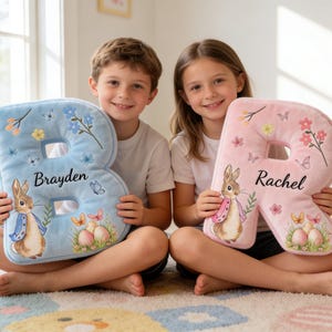 Cuscino con lettera di Pasqua, cuscino con iniziale floreale a forma di coniglietto personalizzato, cuscini di peluche personalizzati, regali di compleanno, regalo di Pasqua per bambini