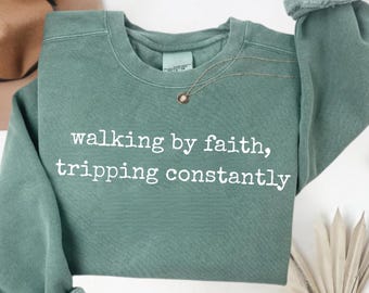 Grappig christelijk T-shirt, wandelen door geloof, voortdurend struikelen (digitale download)