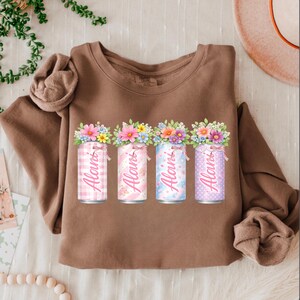 Lata de refrigerante Alani PNG, Lata de refrigerante Coquette rosa com laço floral PNG, Clipart de lata de bebida com estética feminina Y2K, Design fofo para sublimação de lata de bebida imagem 4