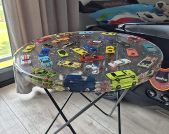 Kindertisch aus Epoxidharz mit Hot Wheels-Autos – ein einzigartiges Möbelstück für ein Kleinkinderzimmer.