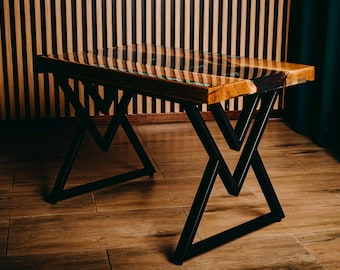 Tisch aus Harz und Holz | Fächertisch mit Sportgeräten