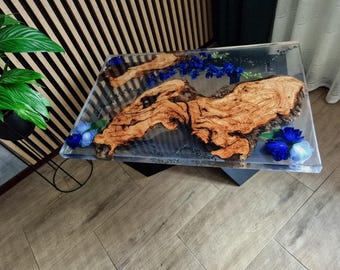 Stół kawowy z drewna oliwnego i żywicy epoksydowej – ręcznie robiony, unikalny design, naturalne drewno i kwiaty zatopione w żywicy