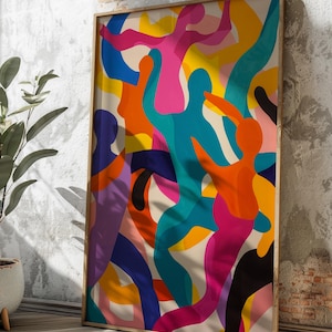 Könnte beinhalten: Ein gerahmter Kunstdruck mit bunten, stilisierten Figuren in Blau-, Orange-, Rosa- und Gelbtönen. Das Kunstwerk hat einen hellbeigen Hintergrund und wird in einem Naturholzrahmen präsentiert. Der Druck lehnt an einer strukturierten Wand.