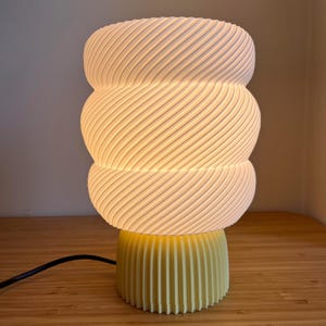 3D Printed Spiral Lamp – Modern Decorative Lighting
