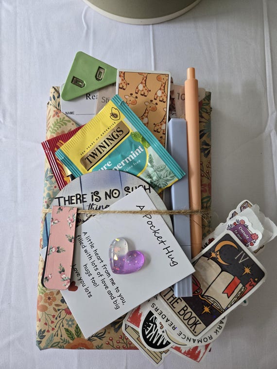 Blind Date with a Book Gift Box – Cosy Mystery Read + 15 Surprise Gifts