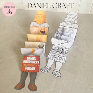 Pode incluir: Duas figuras de papel representando Daniel interpretando o sonho de Nabucodonosor. Uma figura é colorida com tons de laranja e vermelho, enquanto a outra é um contorno em preto e branco. Ambas possuem painéis empilhados com texto da história.