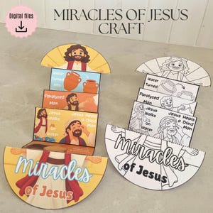 Op de afbeelding: Twee papieren knutselprojecten getiteld Miracles of Jesus, één in kleur en één in zwart-wit. Elk heeft een gelaagd ontwerp met illustraties van bijbelse scènes, waaronder water dat in wijn veranderde en verschillende genezingen.