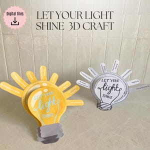 Może przedstawiać: Dwie papierowe żarówki z napisem "LET YOUR LIGHT SHINE". Jedna jest żółta z szarą podstawą, druga biała. Rzemiosło ma promieniujące promienie z tekstem. Słowa "Digital files" i ikona pobierania znajdują się w lewym górnym rogu.