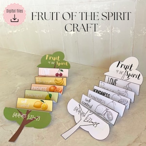 Puede incluir: Un proyecto de manualidades colorido con el tema "Fruto del Espíritu". El diseño incluye recortes en forma de árbol y tarjetas rectangulares con palabras como "Amor", "Bondad" y "Autocontrol", junto con ilustraciones de frutas. También está presente el texto "Gálatas 5:22-23".