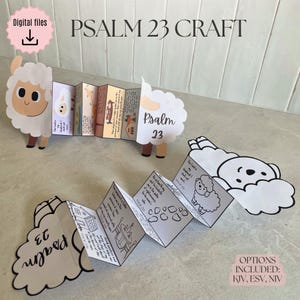 Puede incluir: Un proyecto de manualidades con un libro acordeón de papel con el texto "PSALM 23 CRAFT" e ilustraciones de ovejas. El proyecto incluye archivos digitales y opciones KJV, ESV, NIV.