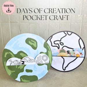 Puede incluir: Dos manualidades circulares de papel que representan la Tierra, una coloreada y otra delineada en negro. La manualidad coloreada tiene bolsillos con ilustraciones de los días de la creación. El texto dice "DAYS OF CREATION POCKET CRAFT" y "Digital files".