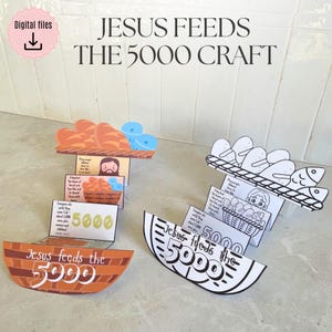 Könnte beinhalten: Ein farbenfrohes Bastelprojekt mit dem Titel "JESUS FEEDS THE 5000 CRAFT". Das Bild zeigt Papierschnitte von Brot, Fisch und einem Boot mit dem Text "Jesus feeds the 5000". Das Bastelprojekt ist für digitale Dateien.