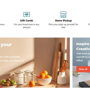 Könnte beinhalten: Werbebild mit Text für kostenlosen Versand, Geschenkkarten, Abholung im Geschäft und tollen Wert. Das Bild zeigt auch Küchenutensilien, Obst und den Text "Frischen Sie Ihre Küche auf" und "Inspirieren Sie Kreativität".