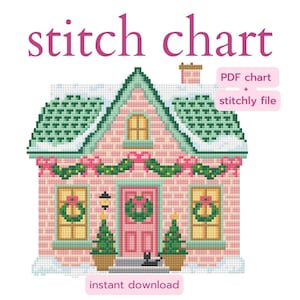 Op de afbeelding: Een kruissteekpatroon van een roze huis met een groen dak en sneeuw. Het huis is versierd met kransen, slingers en kerstbomen. Tekst bevat "stitch chart", "PDF chart + stitchly file" en "instant download".