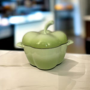 Green Pepper Cast Iron 3.5 Quart Dutch Oven, Retro Green Cookware, Avocado Green Bakeware
