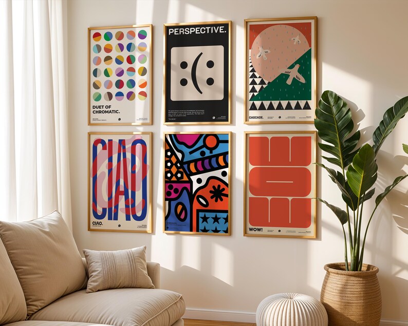K&ouml;nnte beinhalten: Sechs gerahmte Kunstdrucke mit farbenfrohen abstrakten Designs und Text h&auml;ngen an einer wei&szlig;en Wand. Die Drucke zeigen geometrische Formen, Text und ein Smiley-Gesicht. Ein Sofa, ein Kissen und eine Topfpflanze befinden sich im Vordergrund.