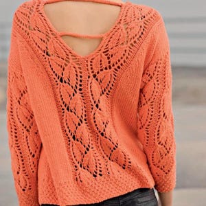 Può includere: Maglione lavorato a maglia color corallo con un motivo a foglie sulla schiena e sulle maniche. Il maglione ha uno scollo a V e un dettaglio a cinturino sulla parte superiore della schiena. Le maniche sono a tre quarti.