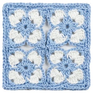 Può includere: Un quadrato della nonna all'uncinetto in azzurro e bianco. Il design presenta quattro motivi floreali bianchi, circondati da un bordo azzurro. Le cuciture sono chiaramente visibili, mostrando la qualità artigianale dell'articolo. Ideale per coperte, cuscini o altri lavori artigianali.