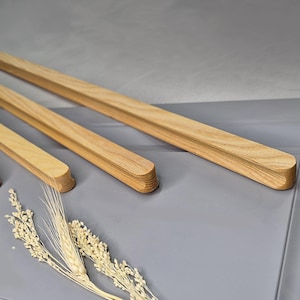 Poignée extra longue en bois de chêne et de frêne jusqu'à 120 cm - 46 po. Poignée de porte en rondins, quincaillerie d'armoire de garde-robe faite main