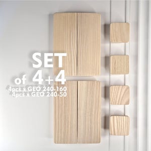 Könnte beinhalten: Ein Satz von acht hellfarbigen Holzschranktüren und Knöpfen. Das Bild zeigt zwei Sätze von vier Teilen, mit dem Text "SET of 4+4". Die Holzmaserung ist auf den rechteckigen Türen und quadratischen Knöpfen sichtbar.