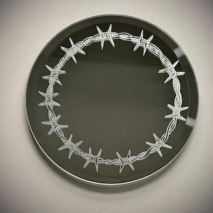 Handgegraveerde spiegelonderzetter met prikkeldraad | Gotisch alternatief woondecoratie