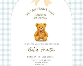 Puede incluir: Una tarjeta de invitación para baby shower con fondo de cuadros vichy azul claro, un arco color crema, un gran lazo amarillo pálido en la parte superior y un osito de peluche marrón. El texto incluye WE CAN BEARLY WAIT, A baby is on the way, Baby Martin, Sunday 15 June at 3PM, The Little Owl Café, 45 Oak Street, Garden City, RSVP Sarah 555-123-4567 y Dress Code Soft & Sweet.